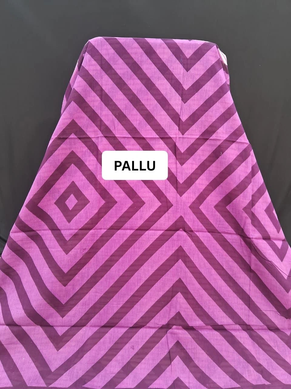 Magenta & Purple Geometric Pattern Mulmul Cotton Saree pallu