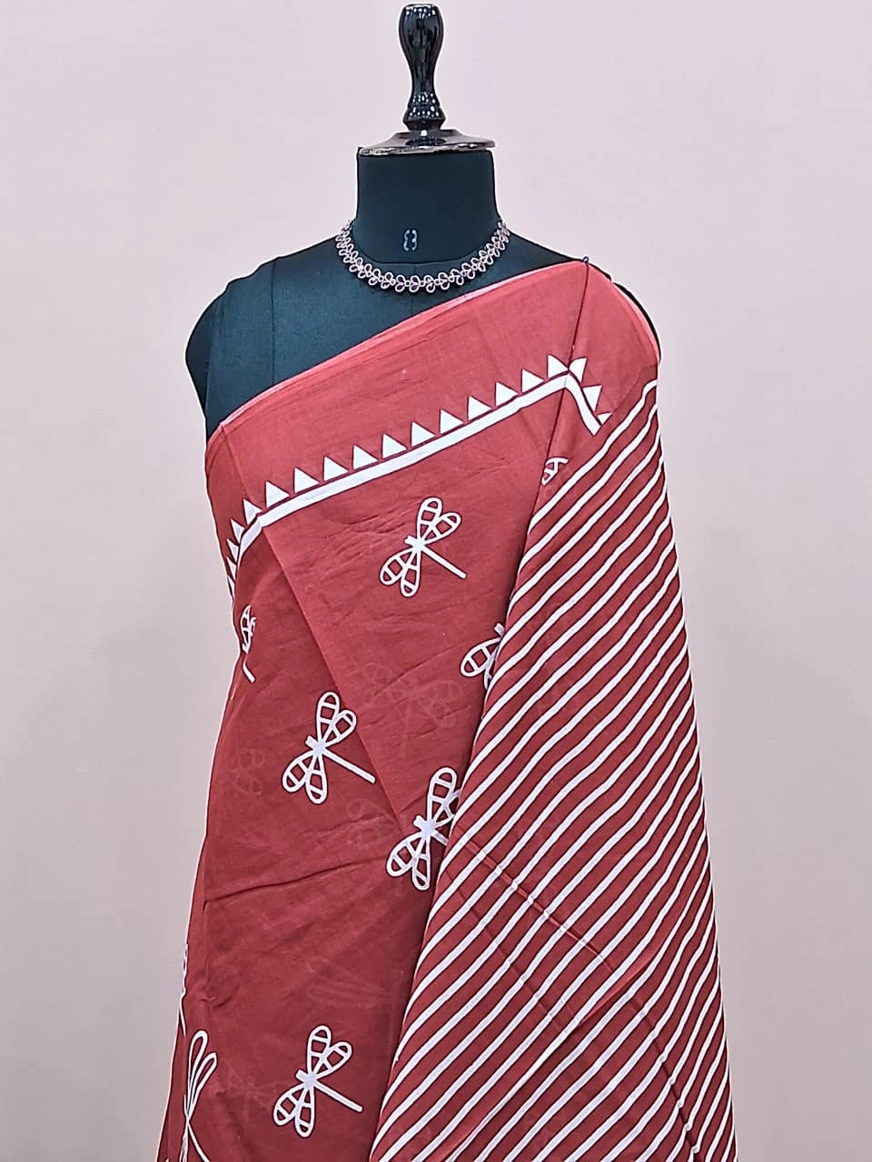 Elegant red mulmul cotton saree 1