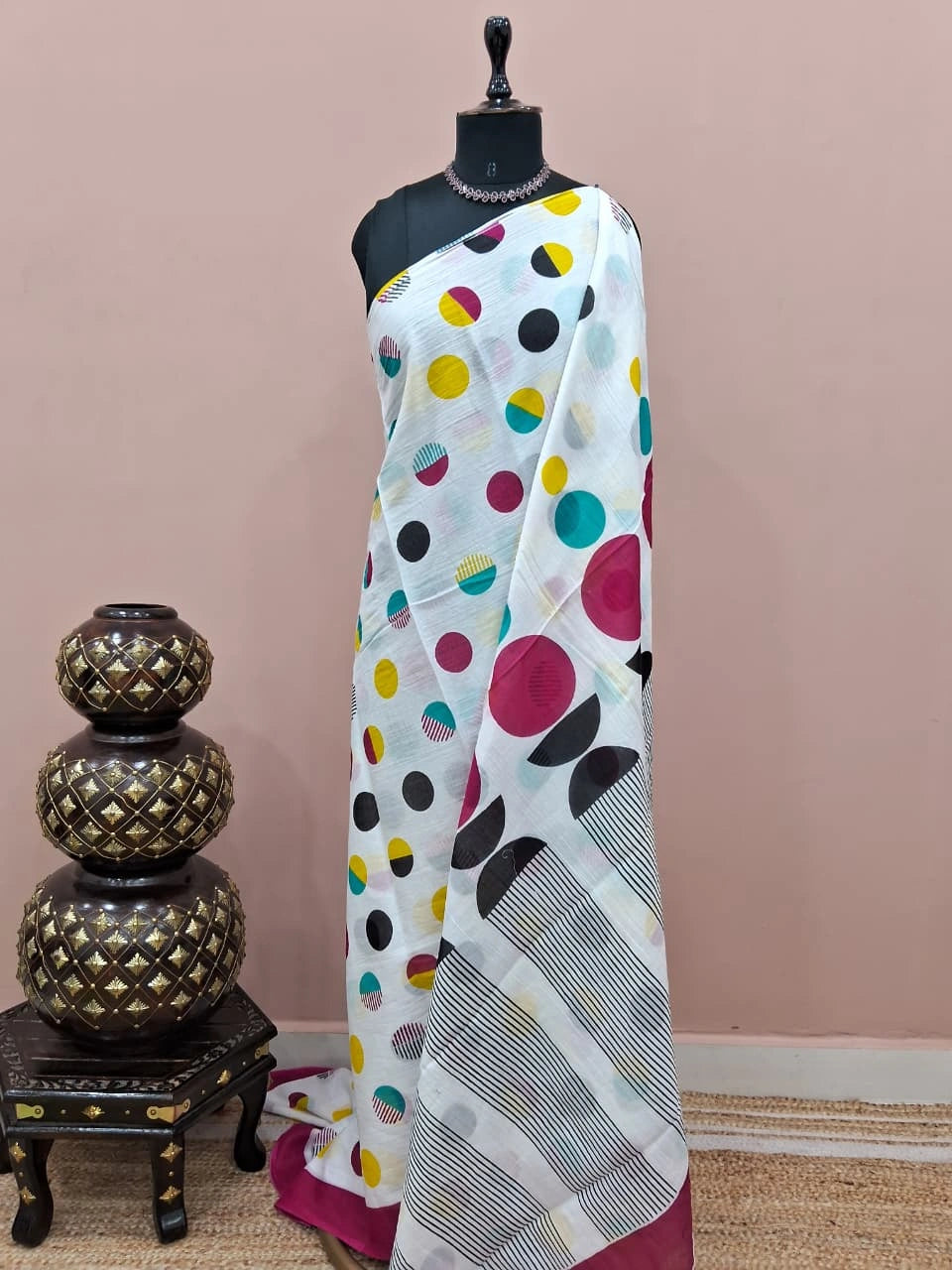Graceful white mulmul cotton saree