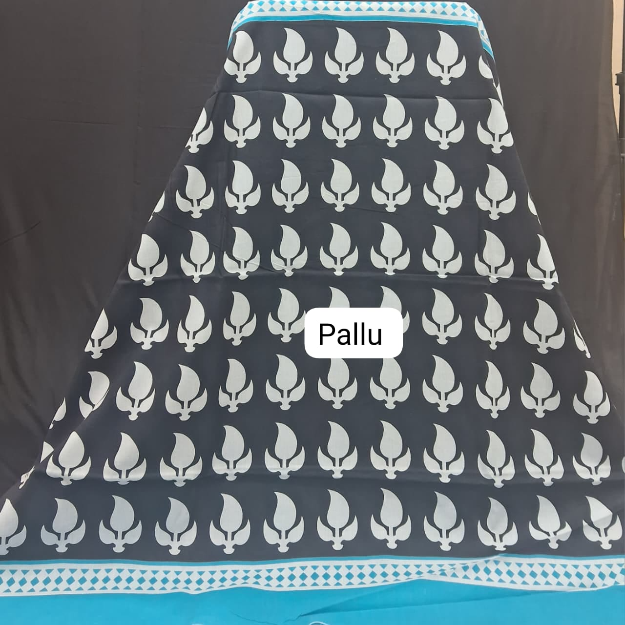 Turquoise & White Zigzag Pattern Mulmul Cotton Saree pallu