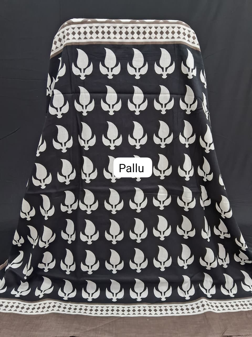 Brown and White Zigzag Mulmul Cotton pallu