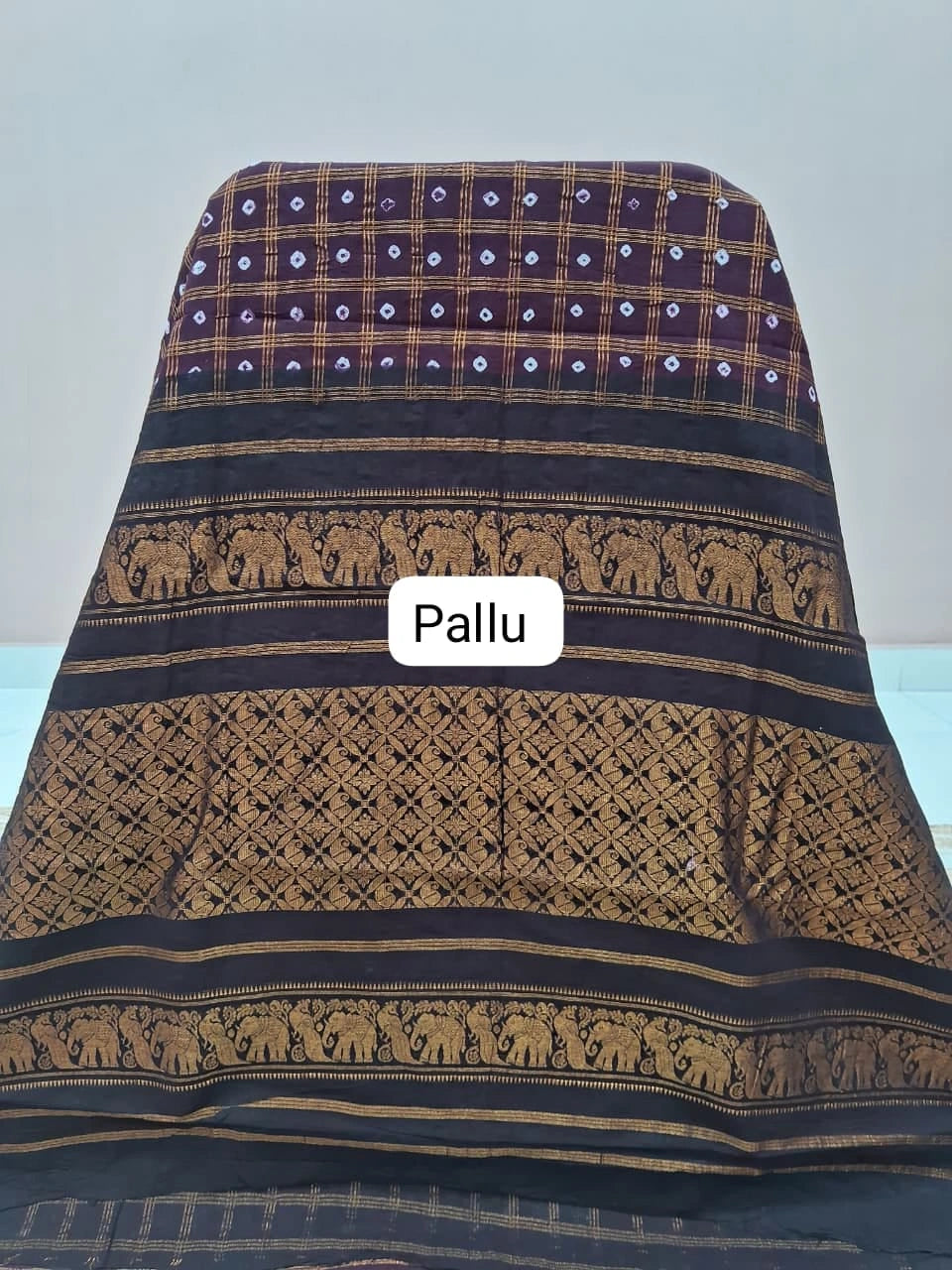 Dark Walnut Brown Kaikattu Sungudi Handloom Cotton Saree Pallu