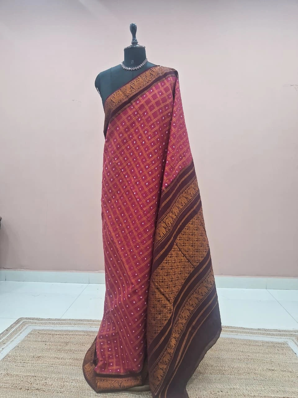 Reddish Pink Kaikattu Sungudi Handloom Cotton Saree