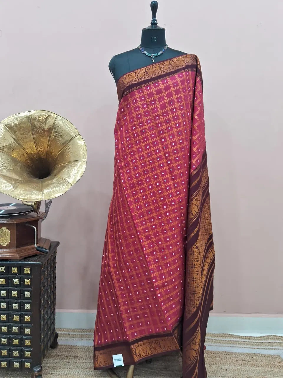 Pinkish Red Kaikattu Sungudi Handloom Cotton Saree 