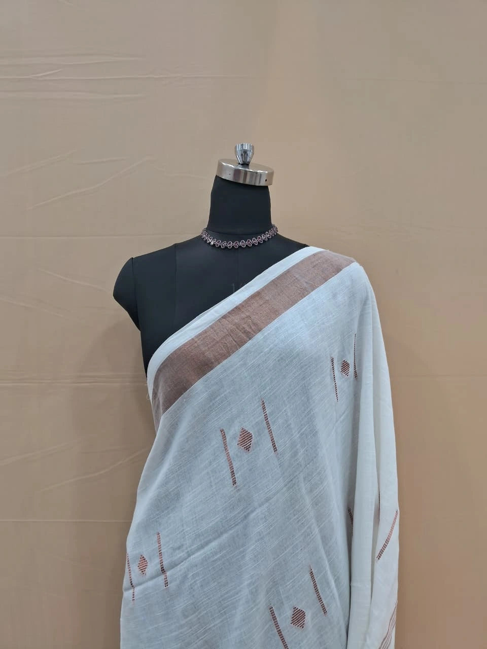 Classic White Handwoven Khadhi Cotton Saree 1