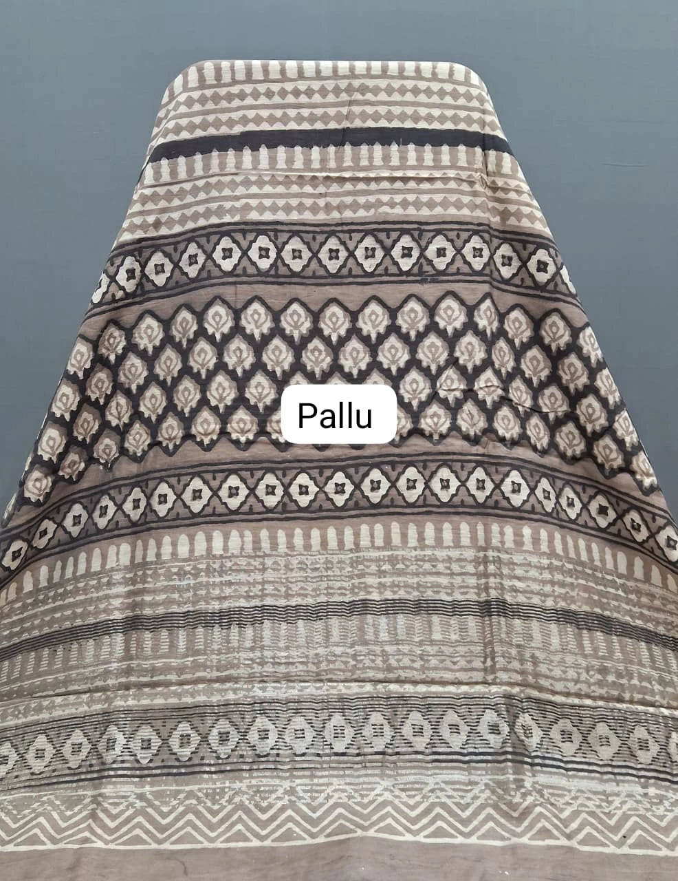 Beige Maheshwari Cotton Saree pallu