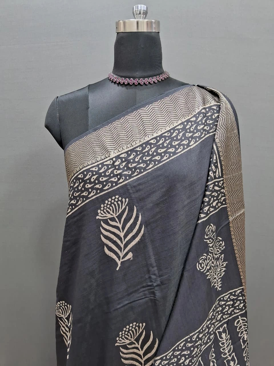 Black Maheshwari Cotton Saree  with Cream Flower Printed Body 1