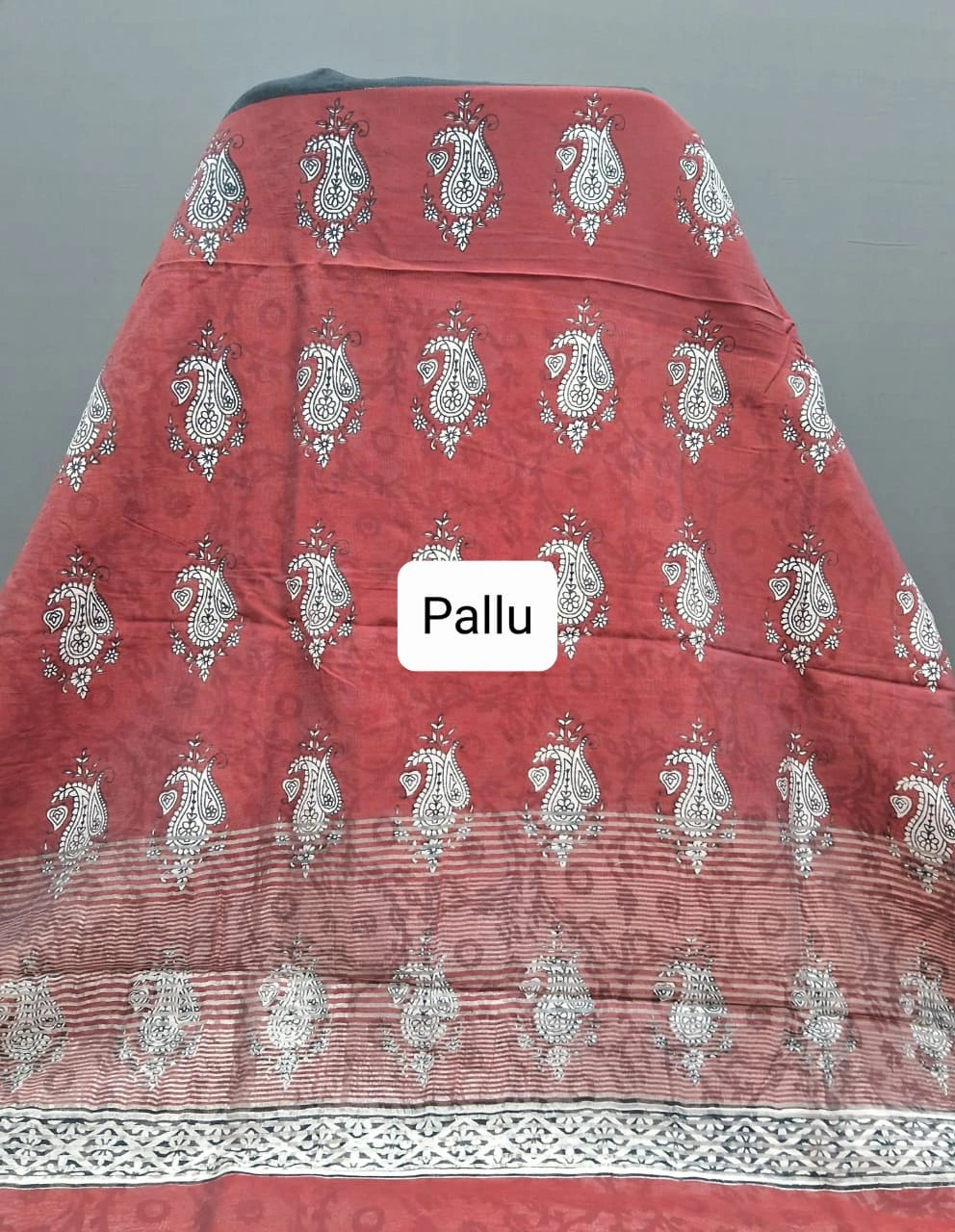Black plain Maheshwari cotton saree pallu