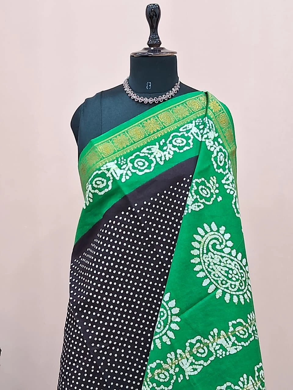 Elegant black Sungudi cotton saree  1