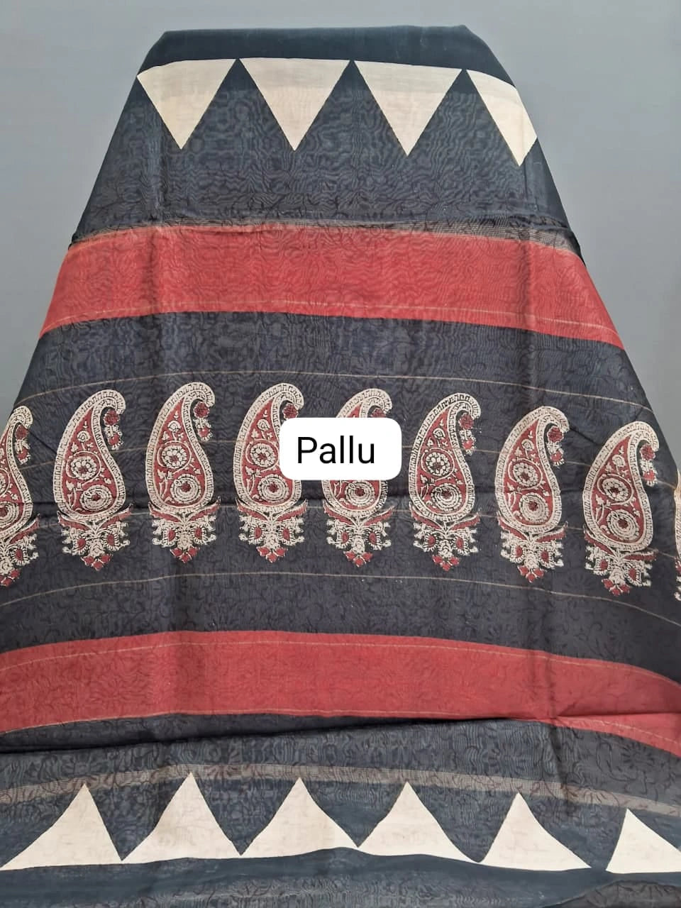 Black Maheshwari Silk Cotton Saree pallu
