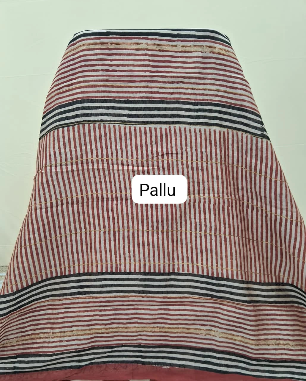 Beige Maheshwari silk cotton saree pallu