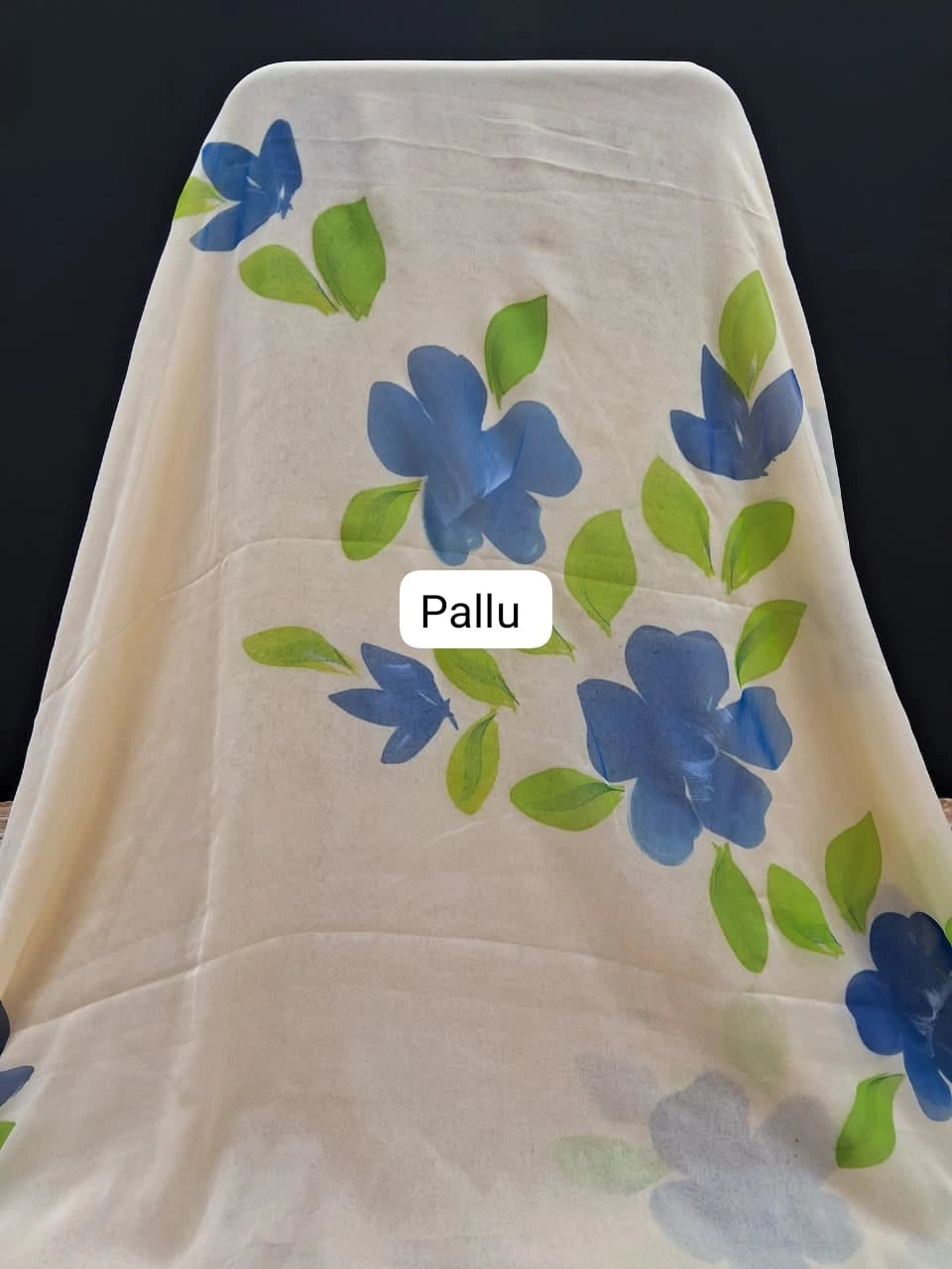 Elegant Cream Chiffon Saree Pallu
