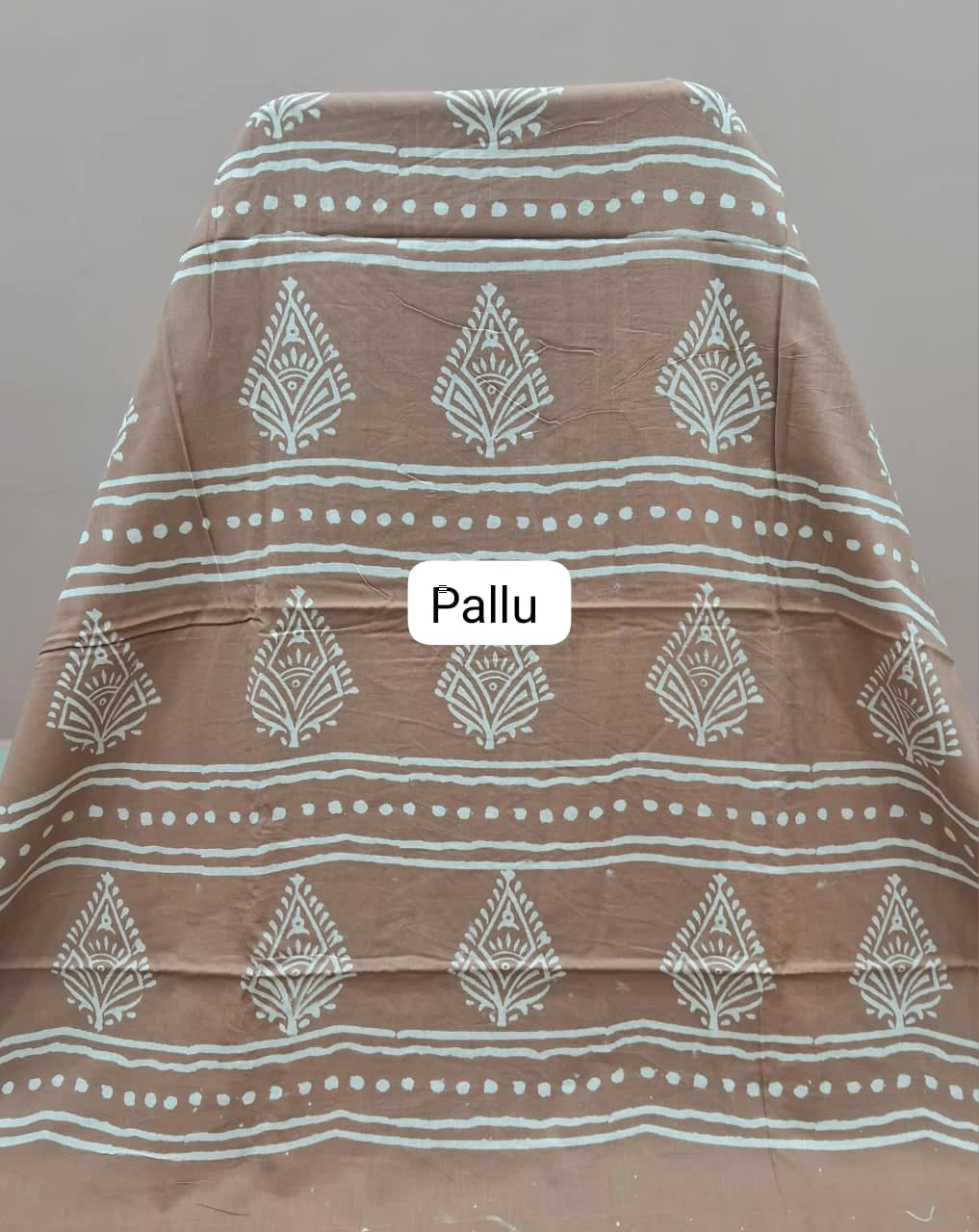 A beige soft cotton saree pallu