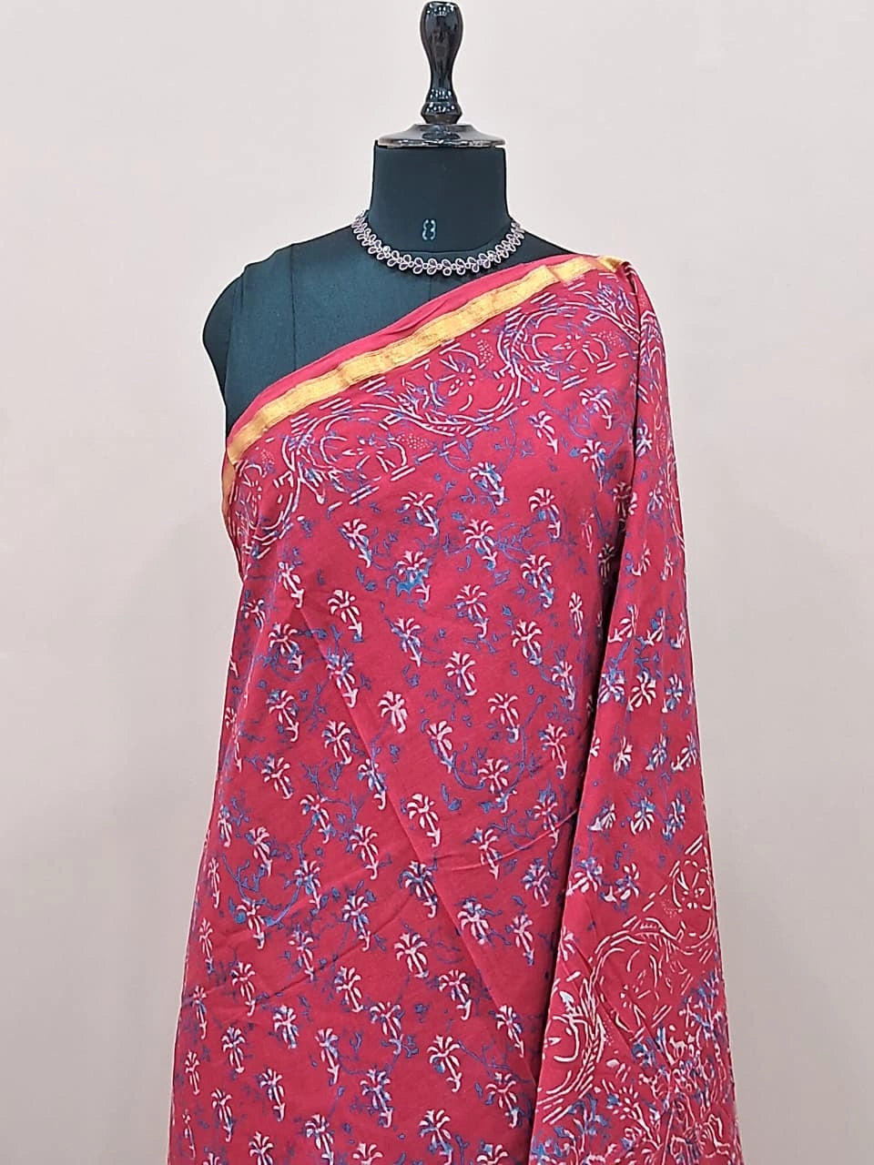 A vibrant tomato red mulmul zari cotton saree 1